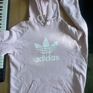 Adidas rosa hoodie (M) - Hoodie från Adidas i stl herr M, bra skick!