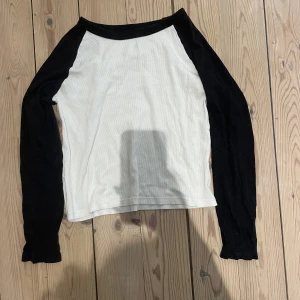 Svart och vit tröja - Svart vit tröja med lite baseball vibe till den!:)