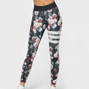 Stronger tribeca tights - Jättefina tribeca tights ifrån Stronger, fortfarande i bra skick trots att jag haft de längen. Säljer då jag inte har användning för dom längre <3