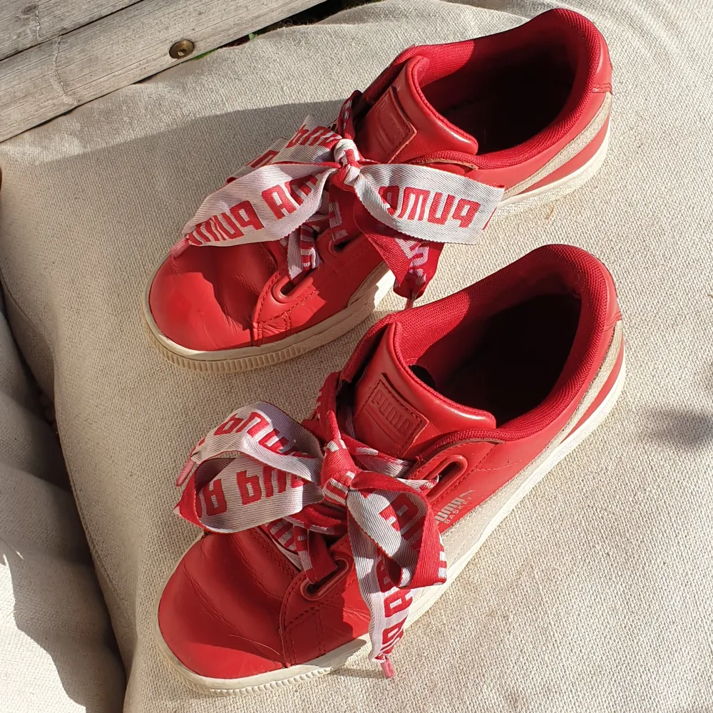 Ett par röda Puma sneakers i storlek 38,5 i mycket fint skick! Använda men utsidan är rengjord. Modellen kallas 