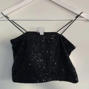 Svart linne  - Svart glittrigt linne som jag köpte av en tjej här på plick men tyvärr så har det blivit för litet