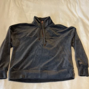 Mjukis tröja  - Det finns även byxor till som är i en annan annons den är i bra skick och en fin grå