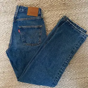 Super snygga 501 Levis jeans! Köptes för ca 1 år för ca 1200 men kommer tyvärr inte till användning längre. Passar perfekt på mig som är ca 160, kan gå ner i pris vid snabb affär😊 hör av dig vid frågor!