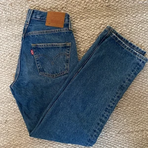 Levis jeans - Super snygga 501 Levis jeans! Köptes för ca 1 år för ca 1200 men kommer tyvärr inte till användning längre. Passar perfekt på mig som är ca 160, kan gå ner i pris vid snabb affär😊 hör av dig vid frågor!