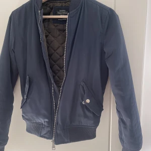 Jacka  - Blå bomberjacka🤍. Perfekt till hösten. Är för liten för mig därför inte så många bilder🤍
