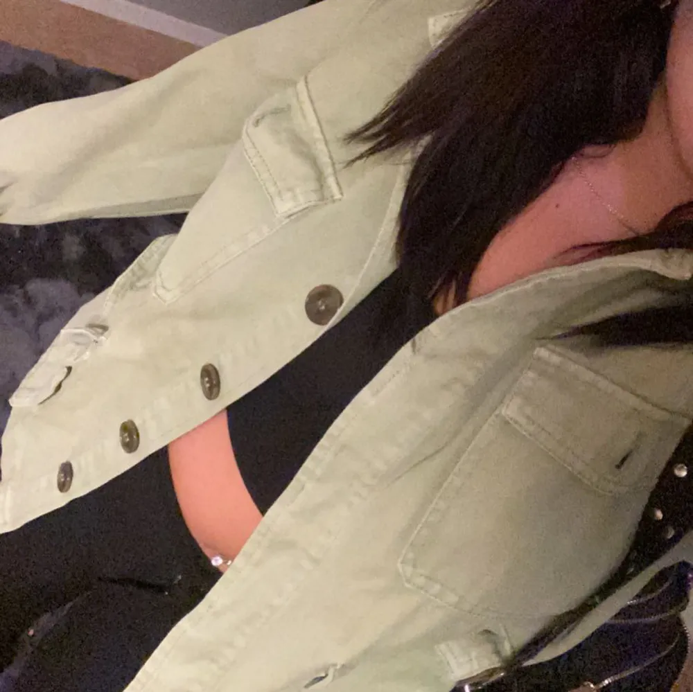 Grön jacka i väldigt fint skick, från pull&bear🤍100kr+ frakt. Takit.