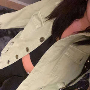 Grön jacka! - Grön jacka i väldigt fint skick, från pull&bear🤍100kr+ frakt