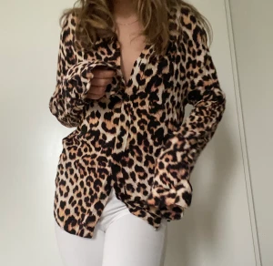 Mjuk leoskjorta  - Skjorta herr , men funkar på kvinna också! Jag är en S och har haft den.