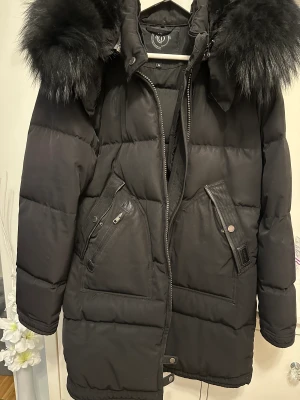 Cedrico vinterjacka - Vinterjacka från Cedrico som är i bra skick. Använd två vintrar. Storlek M. 