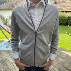 Grå Fullzip  - Tjenare! Säljer en riktigt snygg och stillren Fullzip som passar till allt, (priset är inte hugget i sten) skick:9/10 