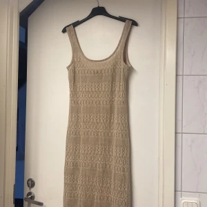 Klänning  - En ”strandklänning” som aldrig har använts då den ej passar i längden, köptes i juni, 200 + frakt