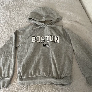 Grå skön hoodie  - Använt fåtal gånger och är i bra skick!