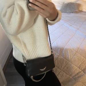 Zadig Väska  - Säljer min Zadig väska, ny skick använd få gånger. Säljer då jag inte använder den längre. Dust bag medföljer🥰hör av er om ni har frågor eller likande! Pris går att diskutera! 