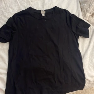 T-shirt  - T-shirt i storlek M, i gott skick. Kan upplevas oversized