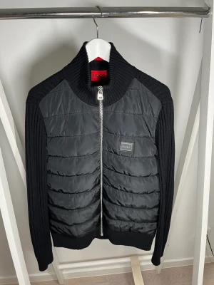 Hugo boss cardigan  - En Hugo boss cardigan som är nästan helt ny och inga skador 