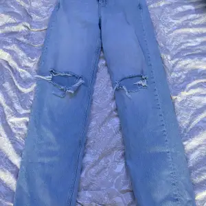 Ett par ljusblå jeans från Gina tricot med hål vid knäna🩵🫶🏼