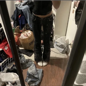Jeans med stjärnor ⭐️  - Säljer dessa super coola jeansen med stjärnor på bakfickorna⭐️ köpta här på Plick och har inte kommit till användning för mig💗 de är ett par raka byxor som blivit syda till utsvängda så de är sömmar längs benen, skriv om man vill ha bild💕 (lånad bild)