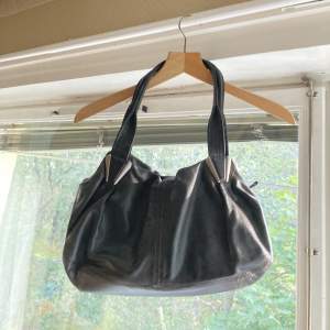 Mörkbrun/svart vintage väska i bra skick🫶🏻🫶🏻