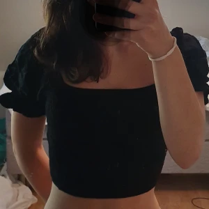 Svart topp - Jette söt svart topp med stretshigt tyg på mittendelen och med lite puffigare axlar från bik bok, men som tyvär inte kommer till lika mycket användning längre  Hör av dig vid fler frågor eller bilder💗