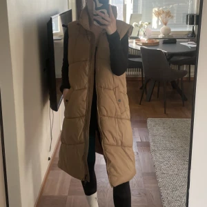 Beige lång väst - Min fina väst som tyvärr inte används längre. Den är i bra skick och ett otroligt plagg till i höst!