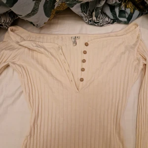 Of shoulder klänning  - En tight klänning knappt använt. Med knappar fram. 