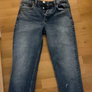 Mid rise straight leg jeans från zara super fina tyvär blivit ite för små för mig, dem är som nya då jag bara använt dem två gånger(pris går alltid att diskutera) skriv för mer bilder