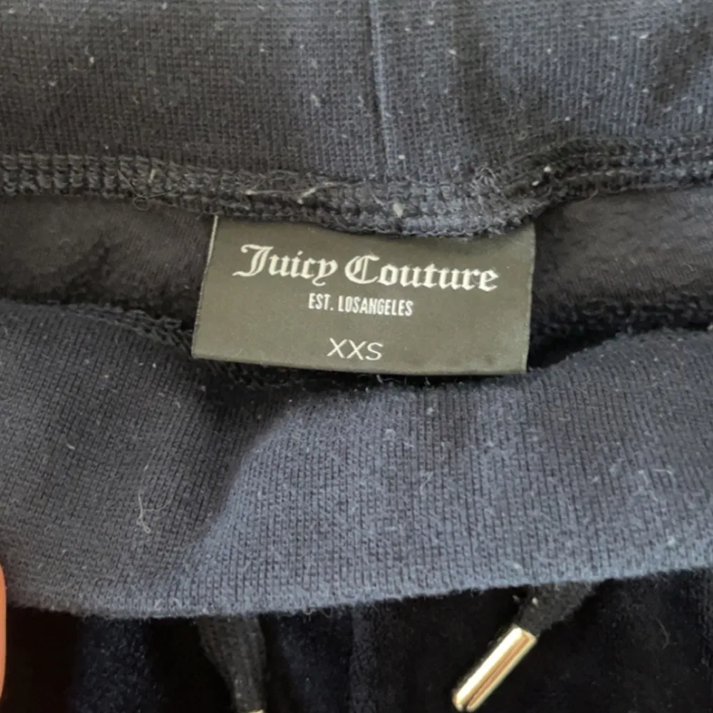 Säljer mina snygga juicy byxor i färgen mörkblå; då jag inte använder den längre. Jag har tvättat dem några gånger men dem är fortfarande i ett bra skick! Kontakta mig för fler bilder eller om ni har några frågor❤️. Jeans & Byxor.