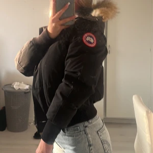 dam jacka  - Gammal jacka säljs pga att den bara ligger i garderoben, den är 2 xs men passar mig som vanligtvis bär S, men lite tajt att stänga pga brösten, jackan är croppad alltså ganska kort men den är varm. Kan släppa lite billigare vid snabb affär 