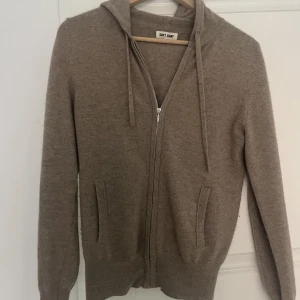 Soft goat zip hoodie  - Zip hoodie i Kashmir från soft goat. Den är i jättebra skick, ser knappt använd ut!