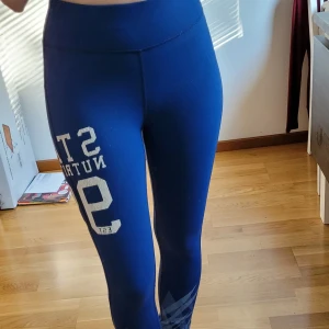 Träningstights starnutrition - Jättesköna tights från starnutrition, har tyvärr blivit för små. Sitter åt bra i midjan så de håller alla sorters träningspass. Lite tjockare så perfekta för de lite kallare månaderna.