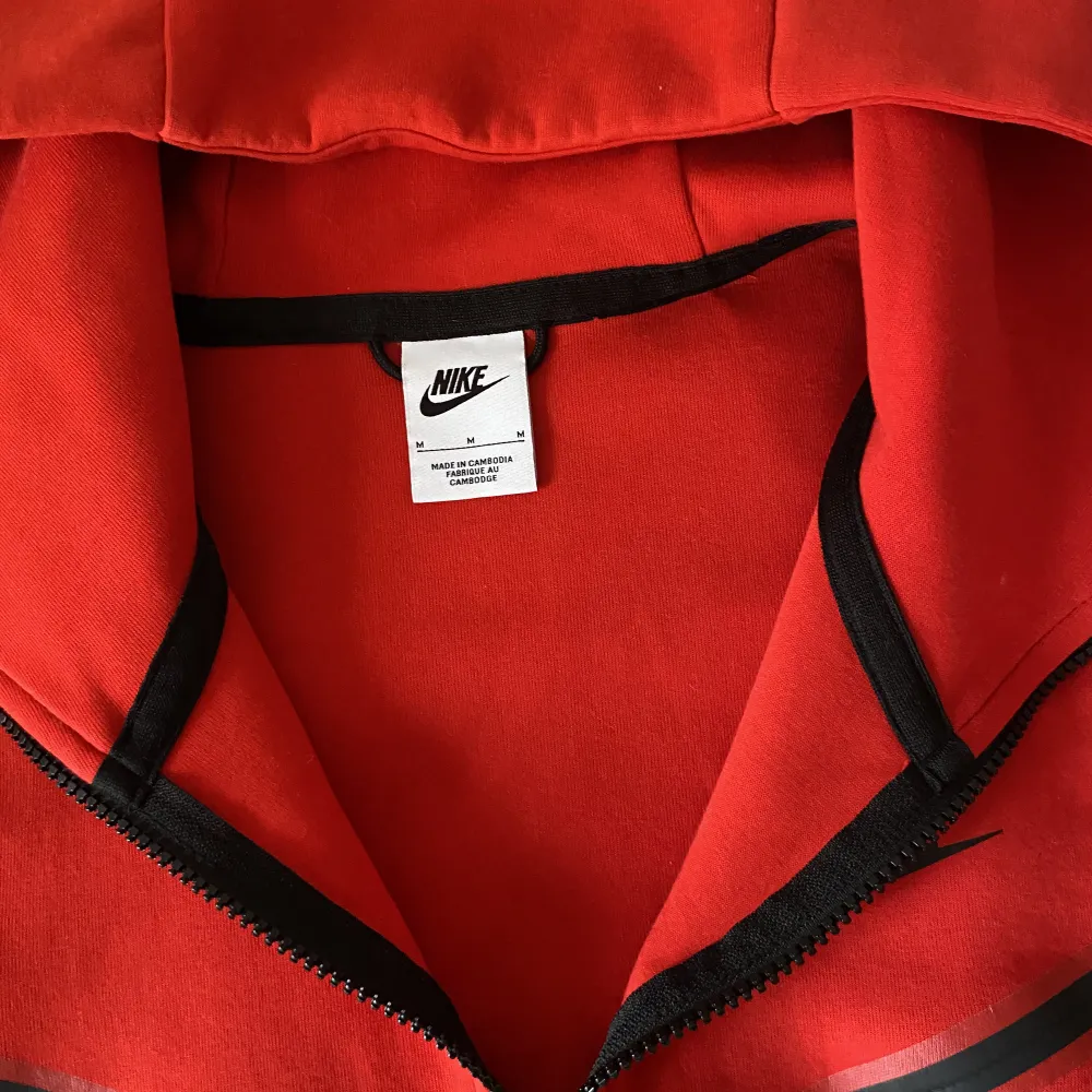 Säljer min röda Nike tech fleece då jag inte använder den. Använd ca 3 gånger så i ny skick, inga tecken på användning. Skriv för frågor eller fler bilder, pris kan diskuteras . Hoodies.