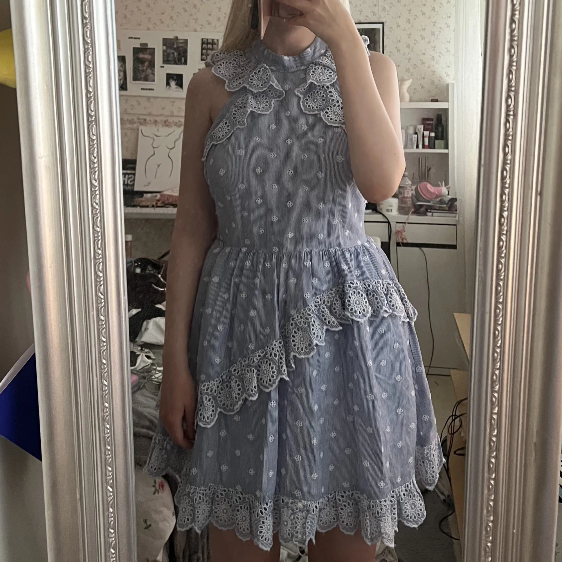 Klänning med brodyr