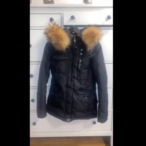 Hollies Stocholm LIVIGNO-N - Dunjacka - Säljer denna Hollies jacka i strl 34, använd men i gott skick. Nypris: 5198:-