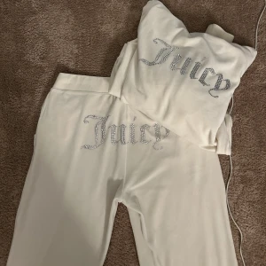 Juicy sett  - Hej säljer mitt vita juicy sett för 1400kr  Har typ aldrig använt använt typ 1-3 gånger så typ helt nytt. Storlek L men passar även M💕 