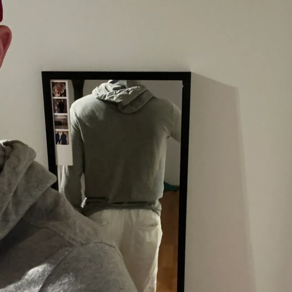 Super snygg Ralph Lauren hoodie som är jätte tunn i materialet. Knappt använd och kostade runt 1500kr ny. Hoodies.