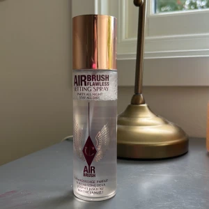 Charlotte tilbury - Min fina charlotte tilbury airbrush flawless setting spray säljer jag nu för den får ibland vita prickar när man sprutar den den funkar dock ändå helt okej! Köpt för 500kr säljs nu för 400kr pris kan kanske diskuteras🩵 den har använts lite men knappast