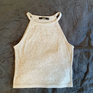 Basic linne - Grå basic linne från bik bok i storlek xs men skulle säga att den passar även s. Endast testad 