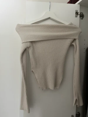 Off shoulder ginatricot - Off schoulder topp med slit på sidorna och ärmarna från Ginatricot  Strl s 