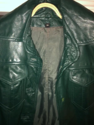 Grön retro skin jacka / kappa  - Storlek 34 en knapp saknas