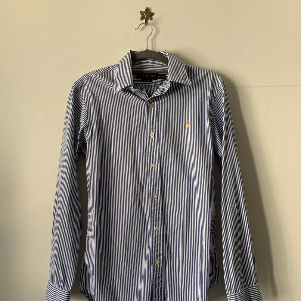 Blue and white striped Ralph Lauren shirt with yellow embroidered logo  Size S 💙. Skjortor.