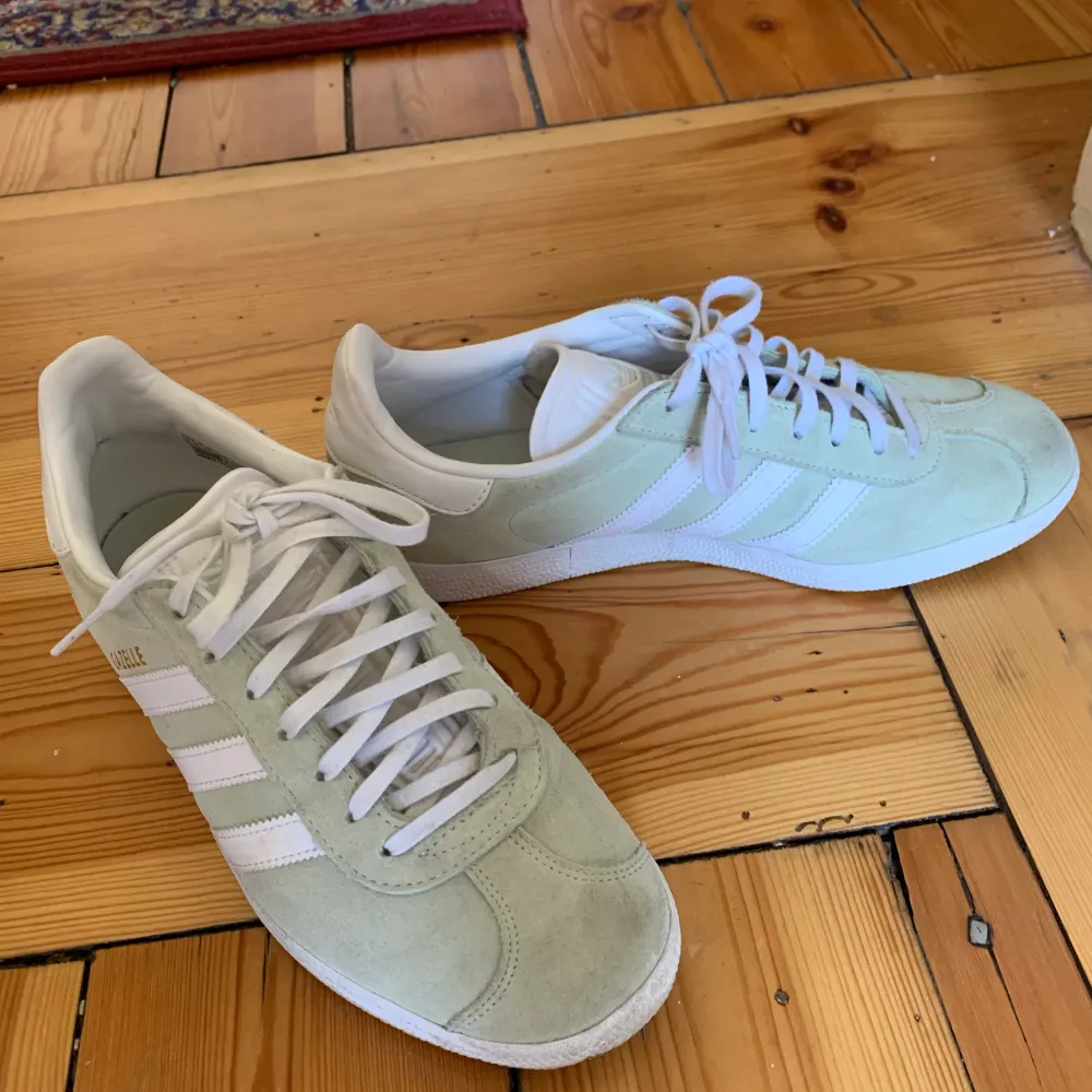 Mint green suede adidas gazelle, some marks on the front but can probably be washed off 💚  Size 42. Skor.