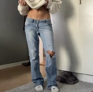 Lågmidjade jeans - Midja: 42 rakt över innerbenslängd: 72 Går över mina fötter och är 165cm
