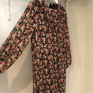 Blommig klänning - Blommig klänning, använt få gånger 
