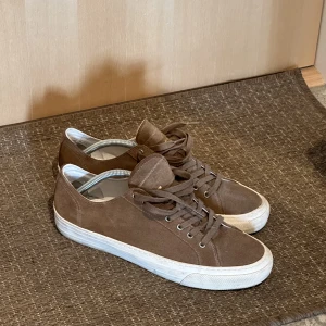Mango sneakers - Stor flyttstädning Alla plagg i storlek S-M och passar ca 1.70-185cm samt 70-83kg  Finns i Uppsala