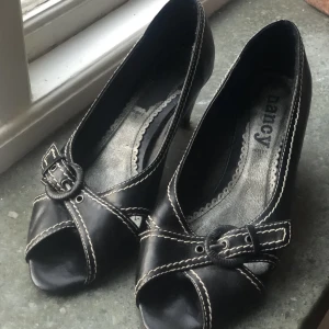 Svarta klackar  - Så fina⭐️ köpta secondhand men tyvärr var de lite försmå för mig som vanligtvis har 39/40💗 skickar gärna fler bilder