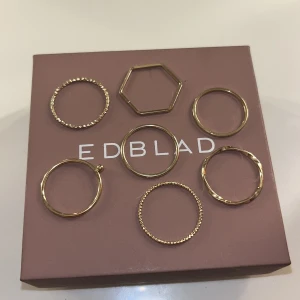 Ringar - Ett sät med 7 guld ringar, inte riktigt guld💗 säljer pågrund av att jag gillar silver mer