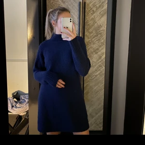 Stickad klänning  - Söt stickad klänning. Använd ett fåtal gången