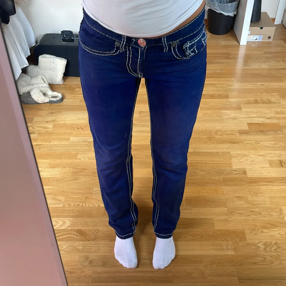 Unika jeans från true religion, dom är inte likaa blåa i verkligheten som på bilden dock. Jag är 177 cm och midjemåttet är 78cm💕. Jeans & Byxor.