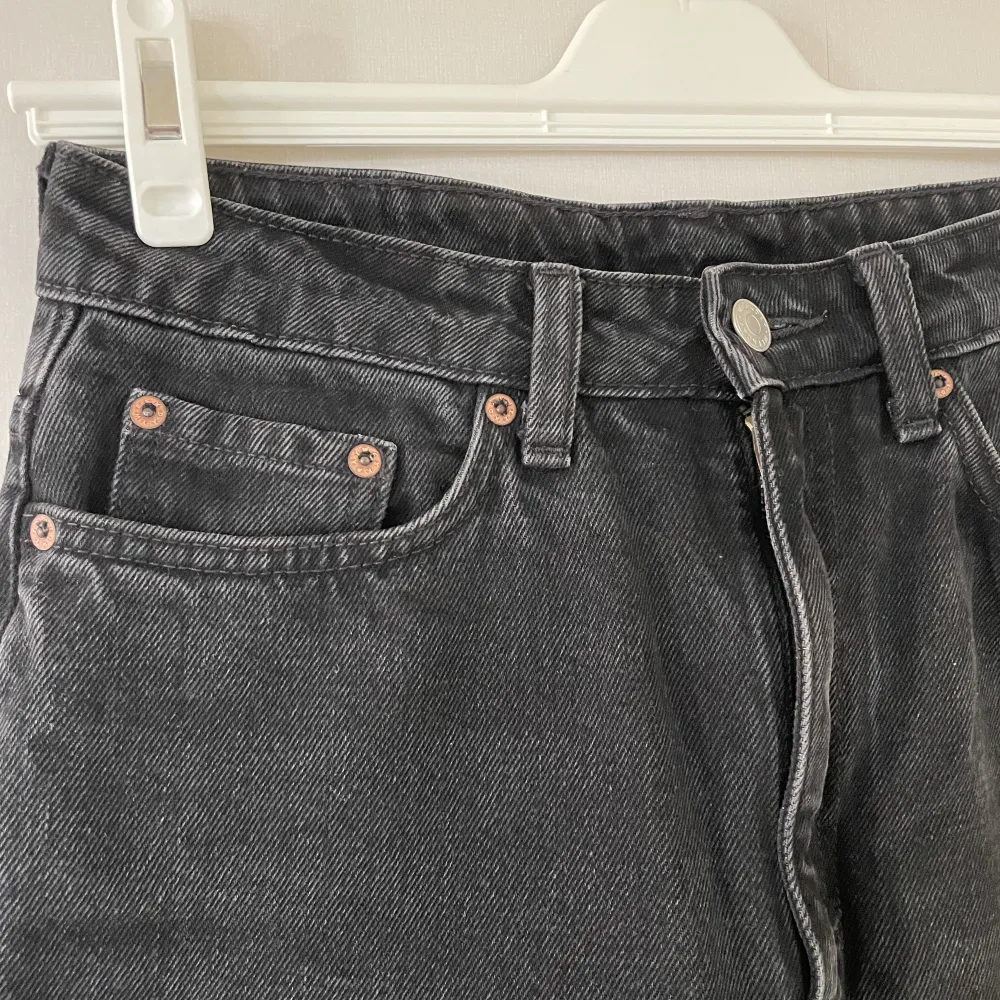 Raka jeans från weekday, gott skick, använda ett fåtal gånger, skicka ett meddelande om du vill se hur de ser ut på. Jeans & Byxor.