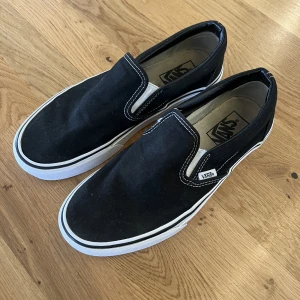 Vans - Tvättat dom så de ser ut att vara i nyskick men liiiite slitna på Vans loggan bak 